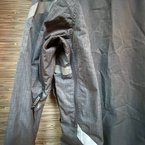 Running Room Grey Water-Resistant Reflective Running Jacket - Picture 4 of 5